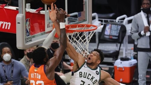 DeAndre Ayton e Giannis Antetokounmpo