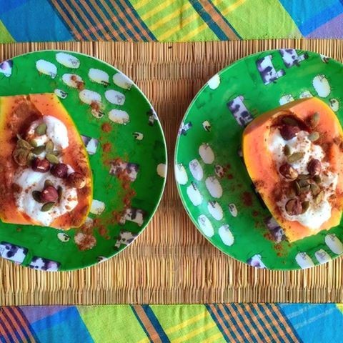 Papaia com Activia natural, sementes, avelãs e ca