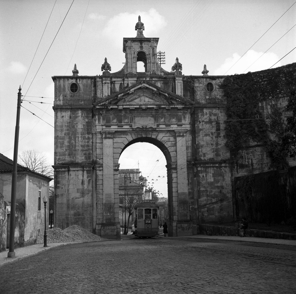 Arco das Amoreiras pozal.jpg