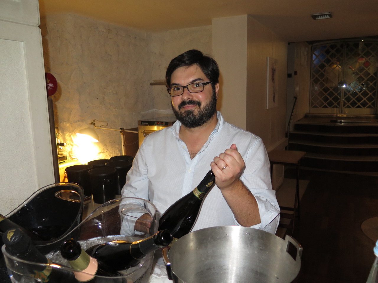Luís Gradíssimo preparando os espumantes que iriam acompanhar o jantar