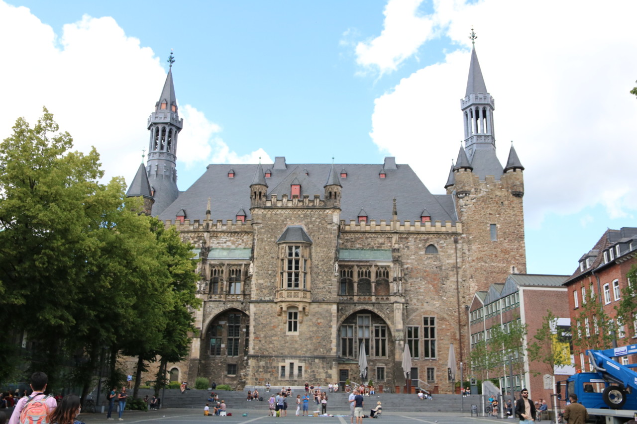 centro da cidade de aachen, munsterplatz