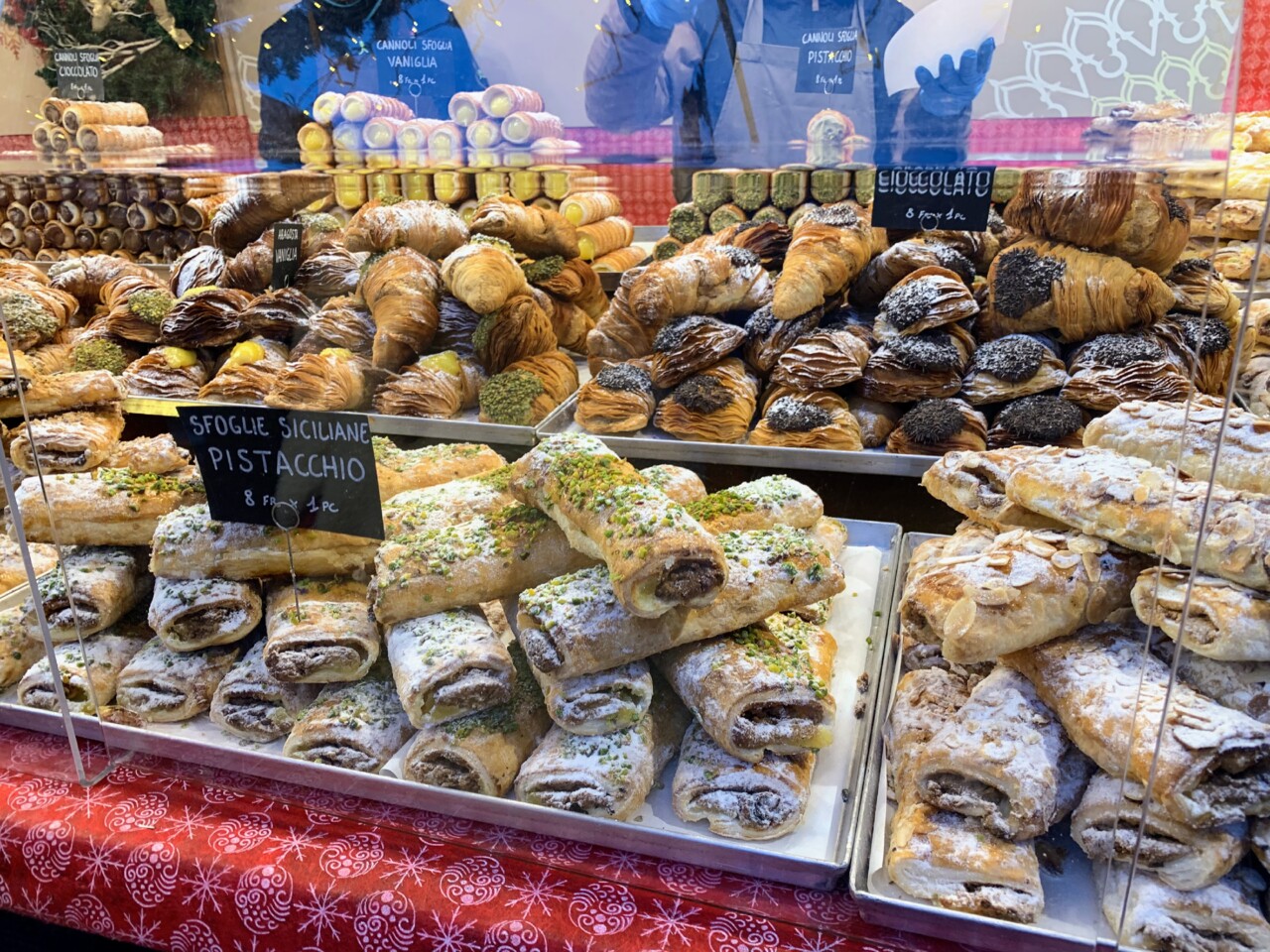 Pastelaria no mercado de natal em Montreux.jpg