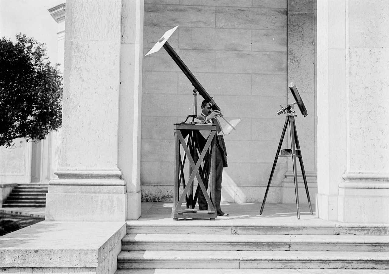 Registando a observação do eclipse do sol, no ex Registando a observação do eclipse do sol, no ex