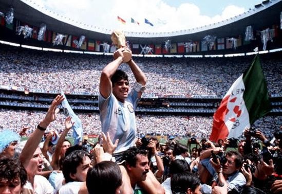 com_la_mano_de_dios_e_os_pes_de_maradona,_argentin