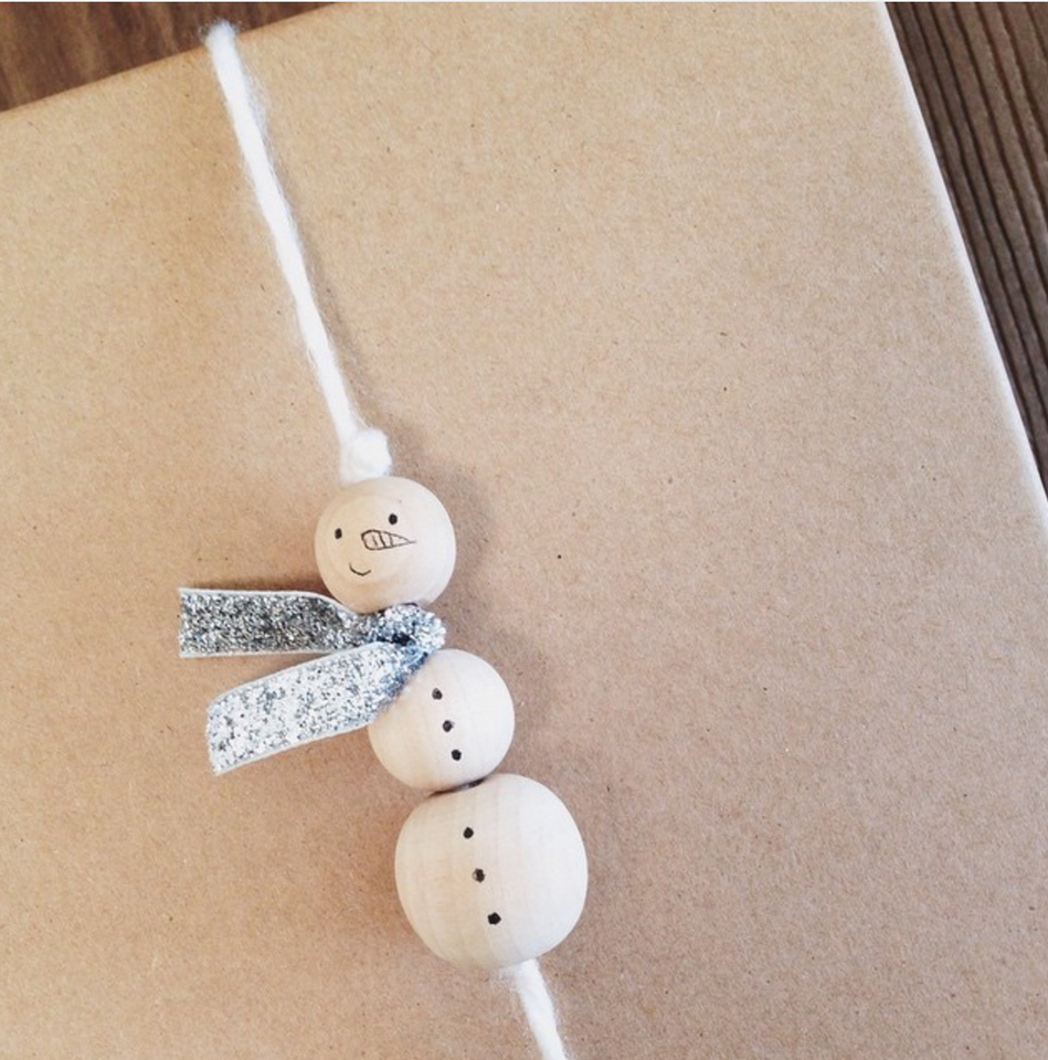 DIY-snowman-bead-30-Cute-ways-to-wrap-Christmas-Pr
