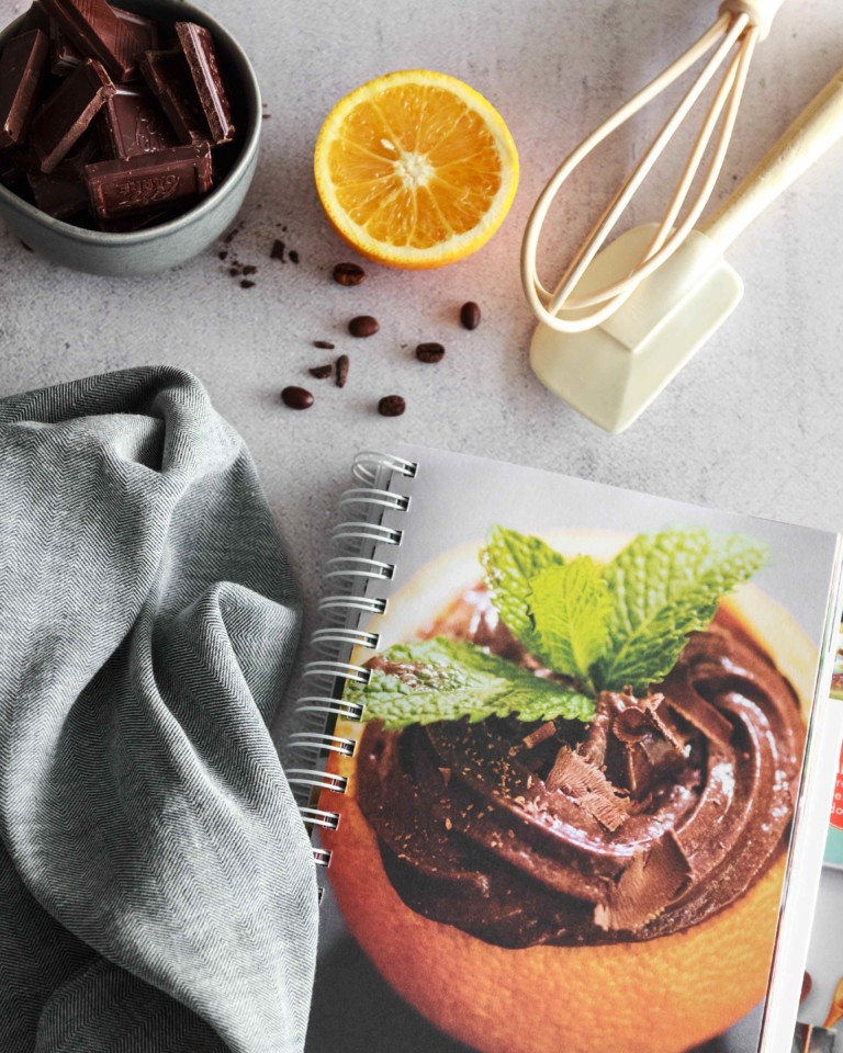 Mousse de chocolate em taças de laranja