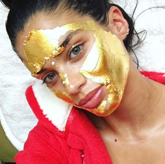 sara-sampaio-mascara-de-ouro-para-rosto.png