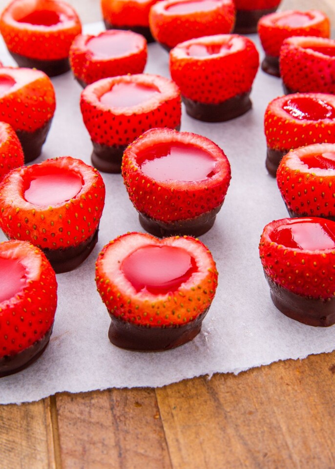 20191031-chocolate-covered-strawberry-jello-shots-