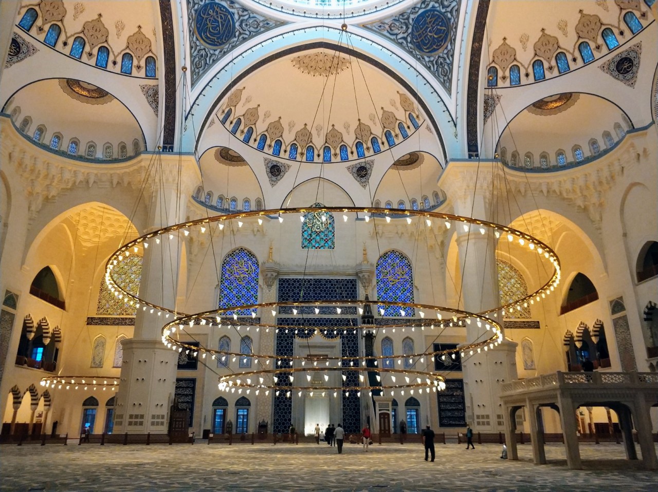 Interior da Mesquita Çamlıca.jpg