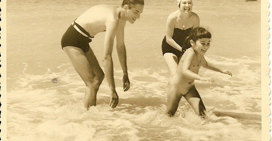 Na praia com a mãe Manela e o pai Pedrinho.jpg