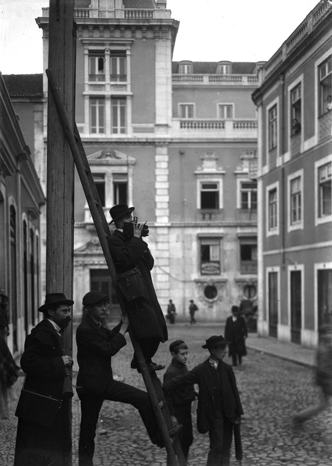 fotógrafo em serviço, na rua do condes foto de B