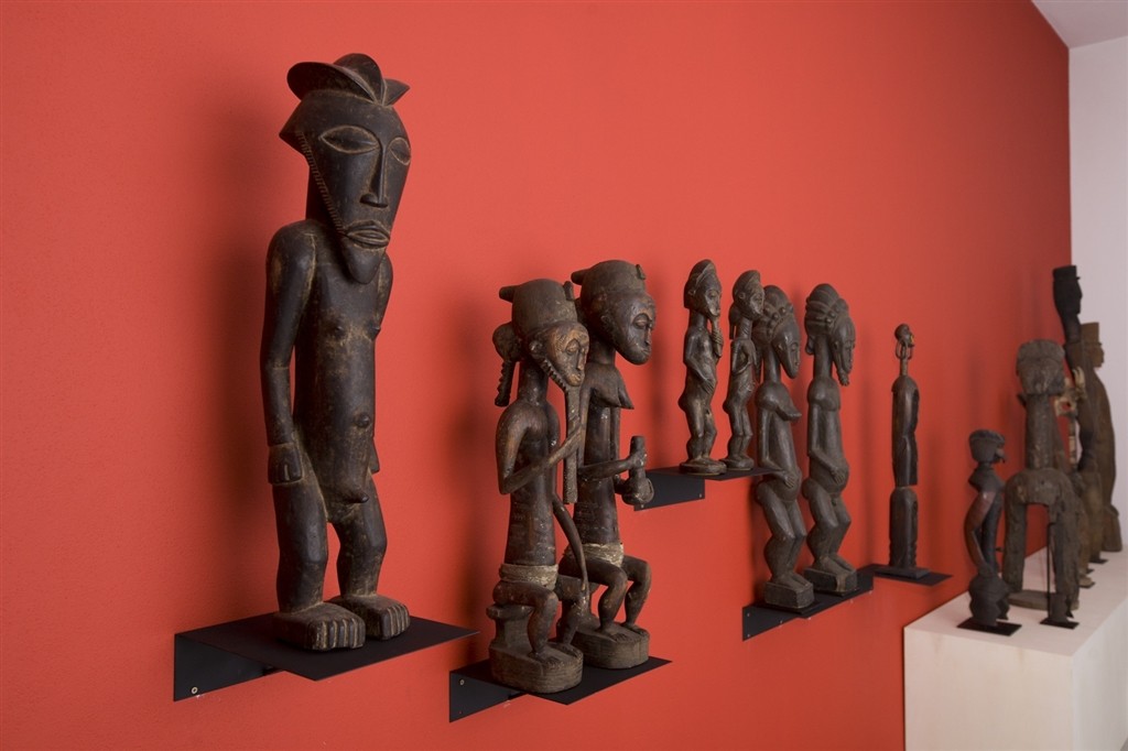 Colecção%20Etnográfica%20Africana1_JPG.jpg Colecção%20Etnográfica%20Africana1_JPG.jpg