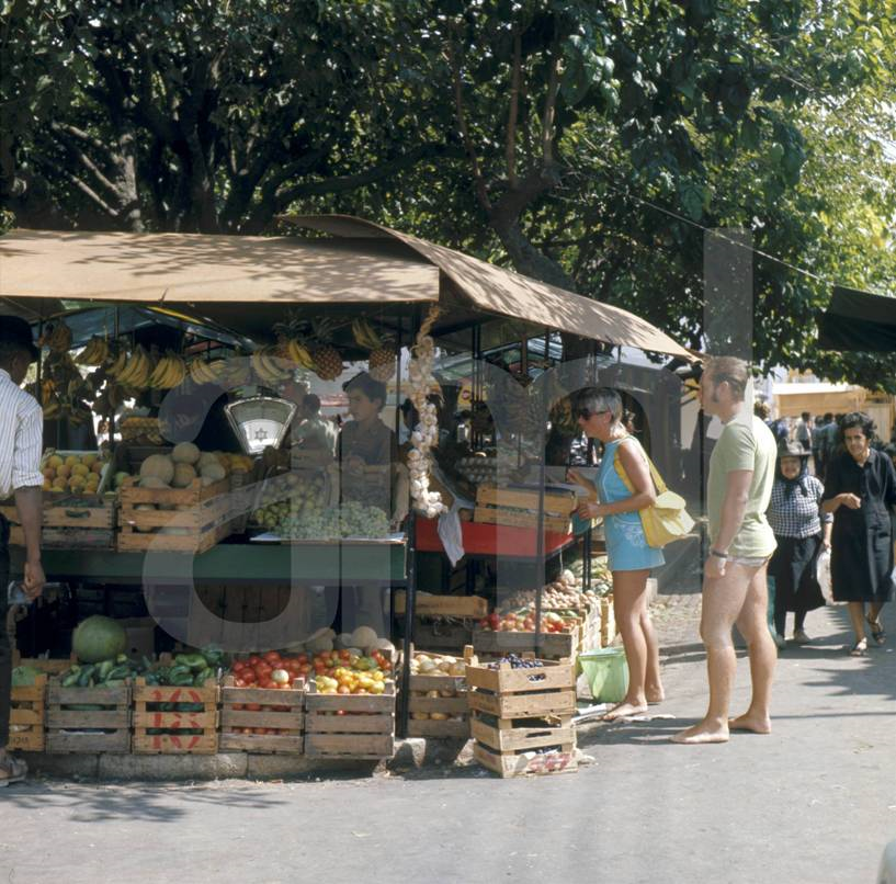 Mercado de rua, Albufeira (A. Pastor, 198...)