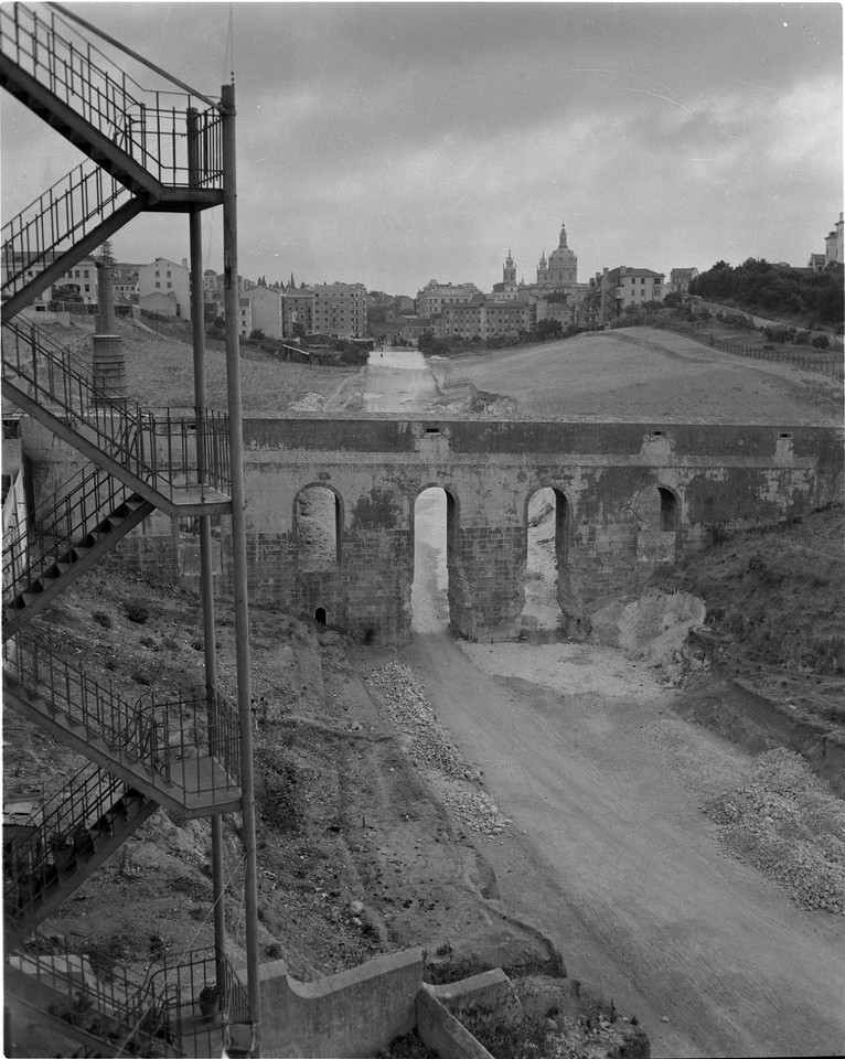 Obras de demolição do Aqueduto das Águas Livres