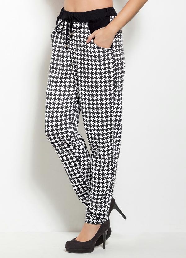 calca-preta-e-pied-poule-com-bolsos-funcionais_226