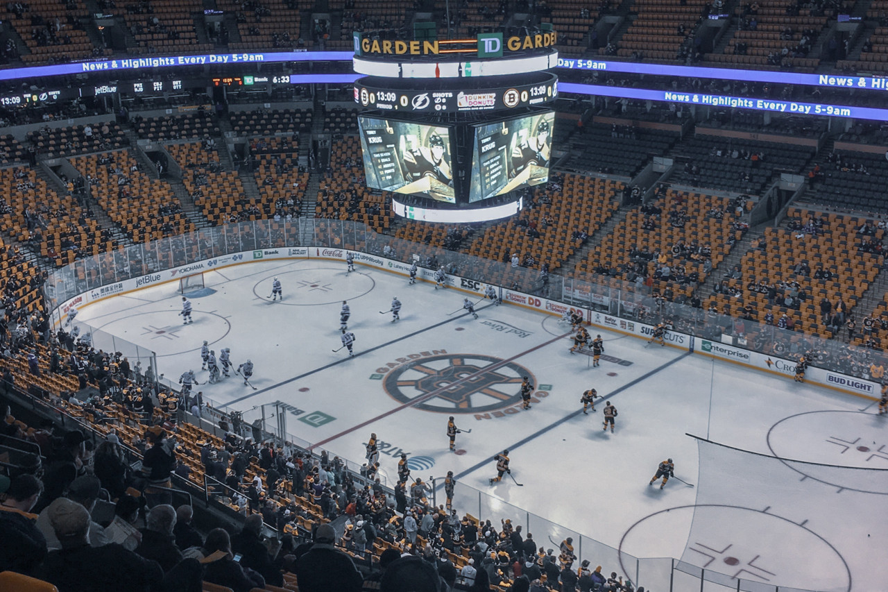 Cadeiras amarelas e pretas dominam o TD Garden Cadeiras amarelas e pretas dominam o TD Garden