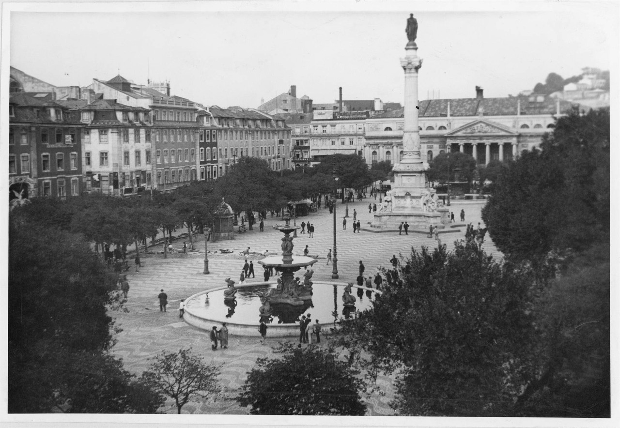 Início da remodelação do empedrado do Rossio, 1