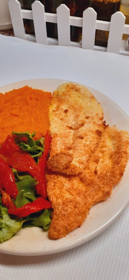 Fígado De Frango Caseiro Frito Com Molho De Soja, Tomates, Cebolas