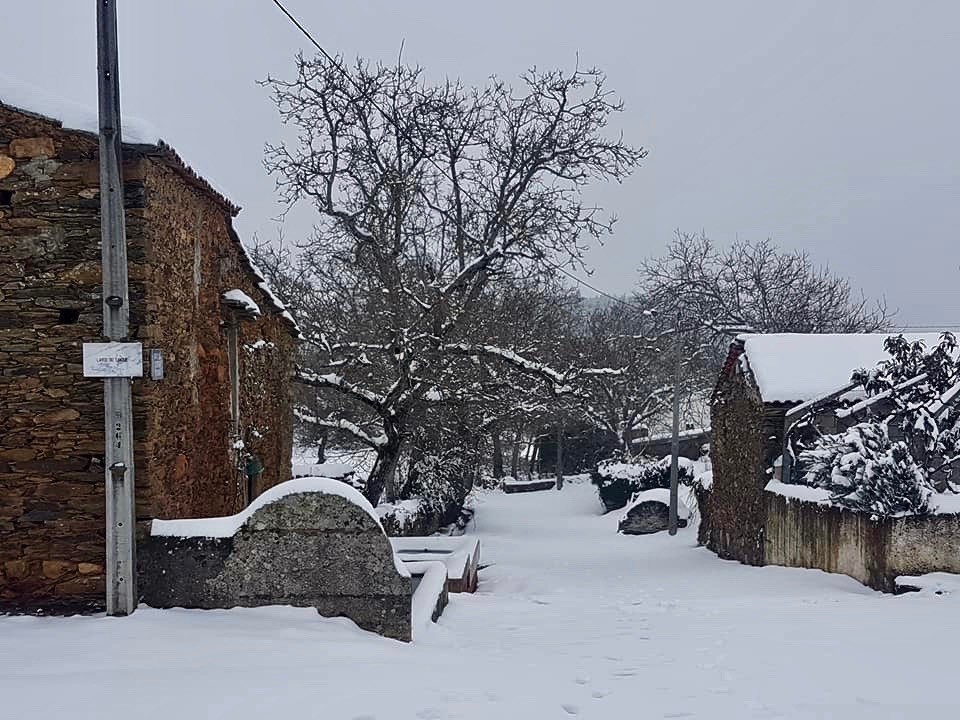 Tanque (chafariz) de Paçó de Rio Frio, Bragança - Fontes, bebedouros e ...