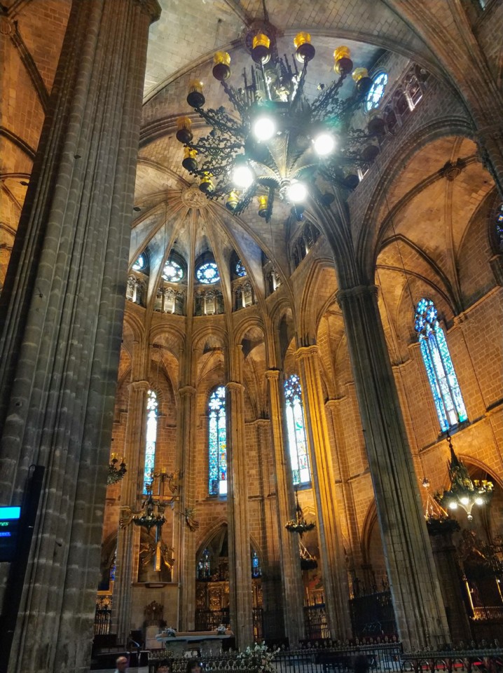 Interior da Catedral de Barcelona.jpg