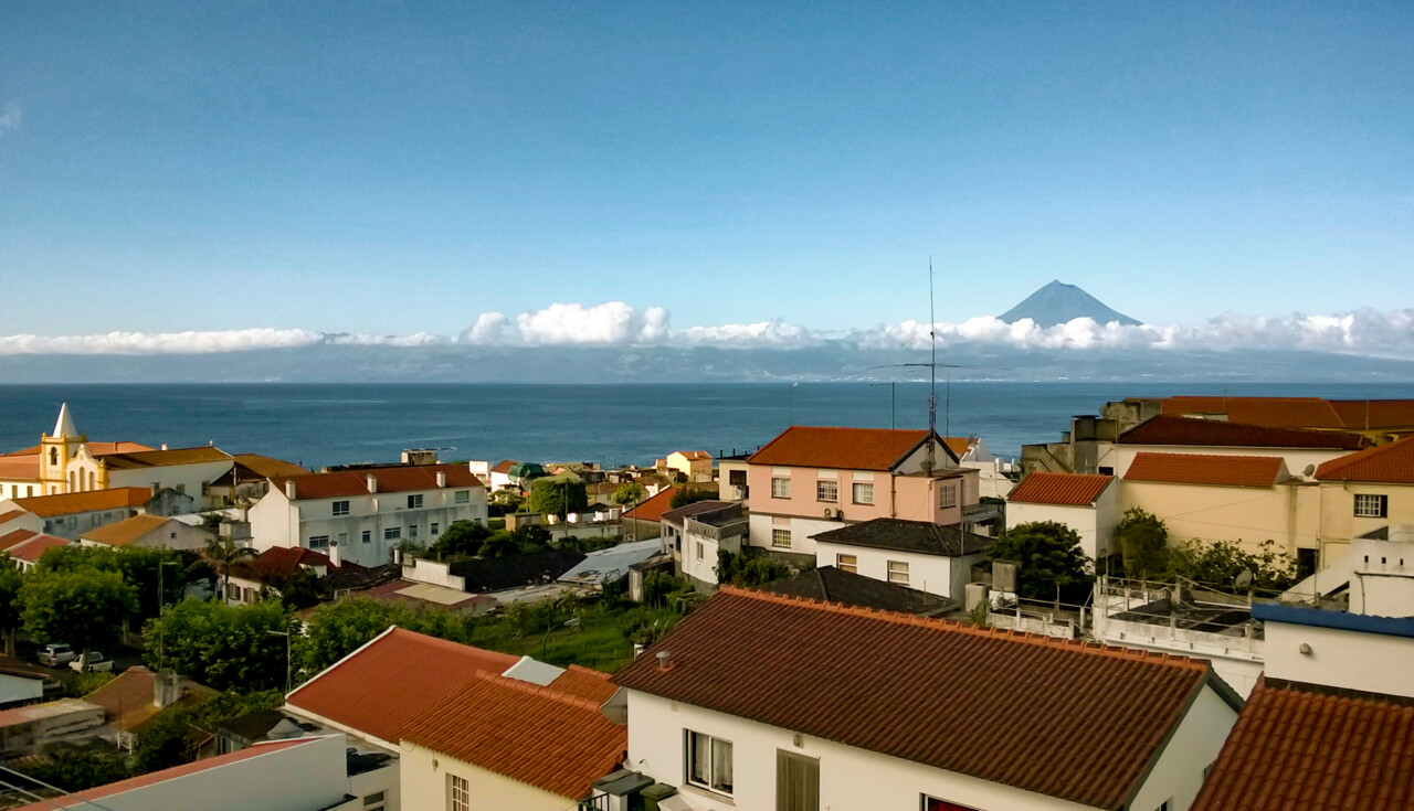 Velas Ilha de Sã Jorge com vista para o Pico.jpg