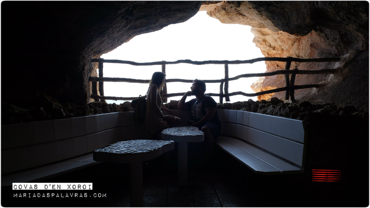 Maria e Moço em Covas d'En Xoroi - Um dia em Menorca, Uma semana nas Baleares | Roteiro Maria das Palavras