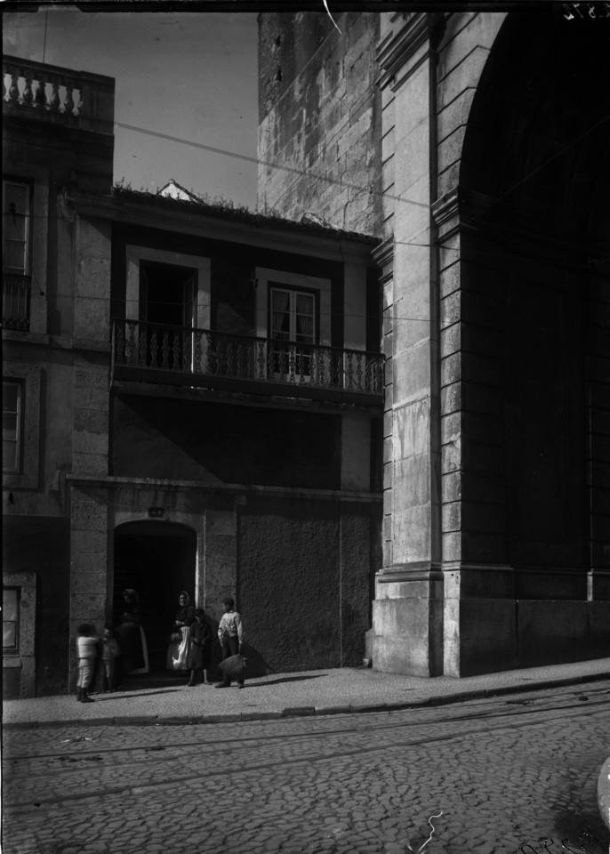 Rua das Amoreiras, entrada para o pátio go Biaggi Rua das Amoreiras, entrada para o pátio go Biaggi