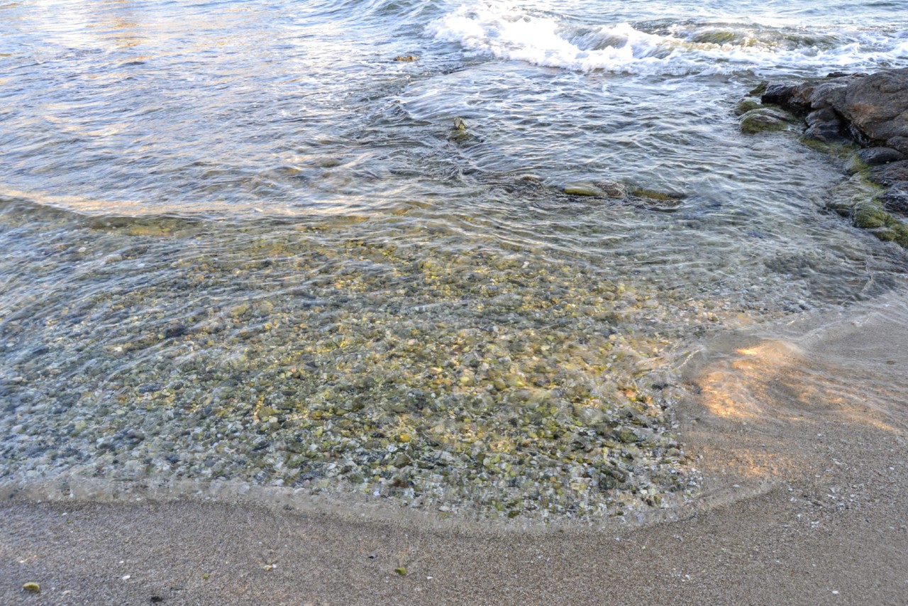Água na praia em Mikonos.JPG