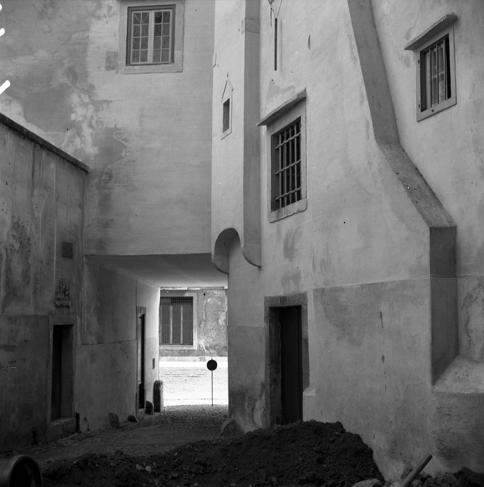 aTravessa de São João da Praça, do lado esquerd aTravessa de São João da Praça, do lado esquerd