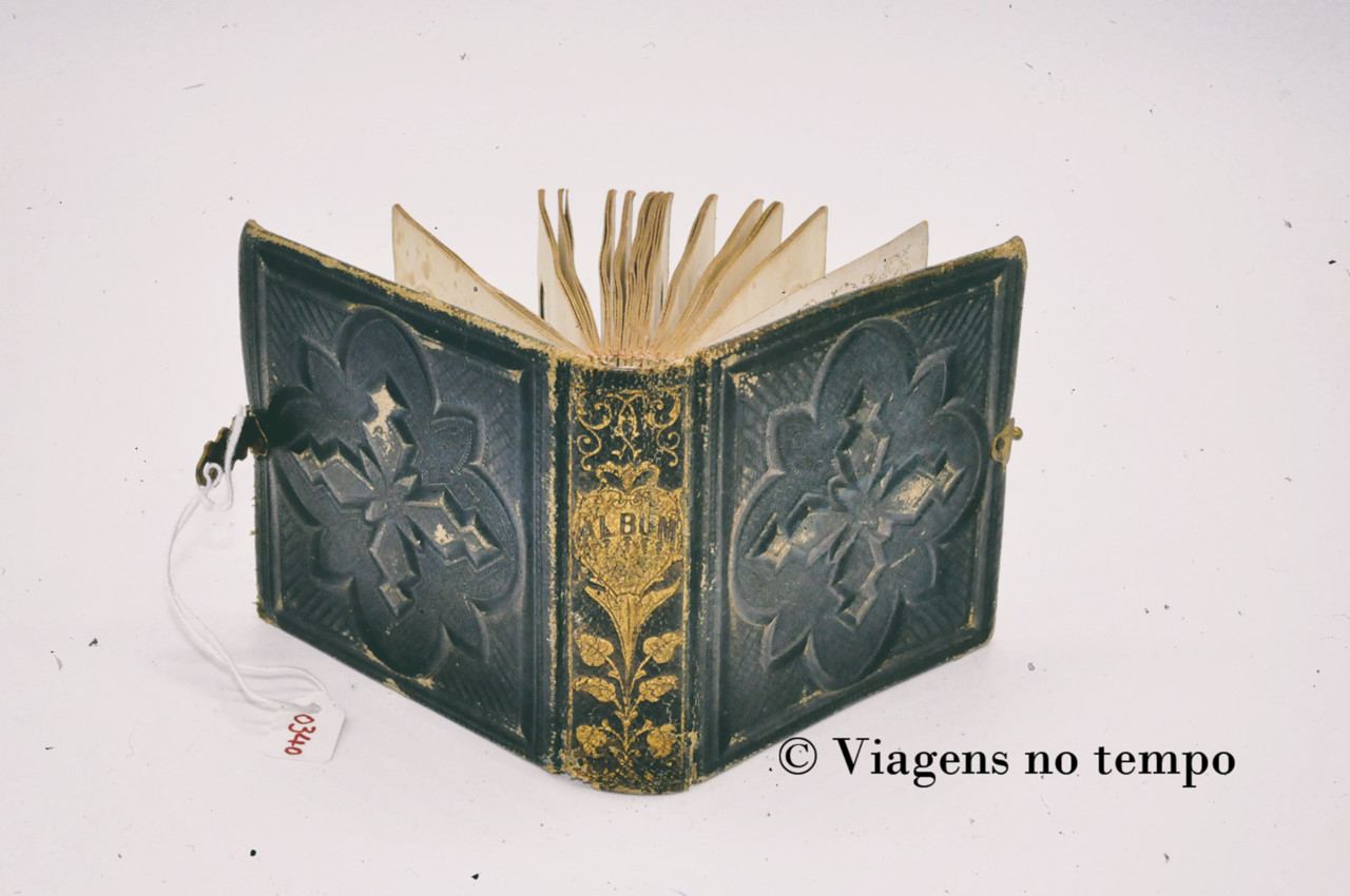 0340__DSC9074ab - Mini-álbum em couro com 92 ferr