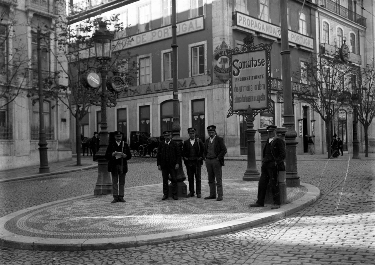 Moços de fretes, 1907, foto de Joshua Benoliel, i Moços de fretes, 1907, foto de Joshua Benoliel, i