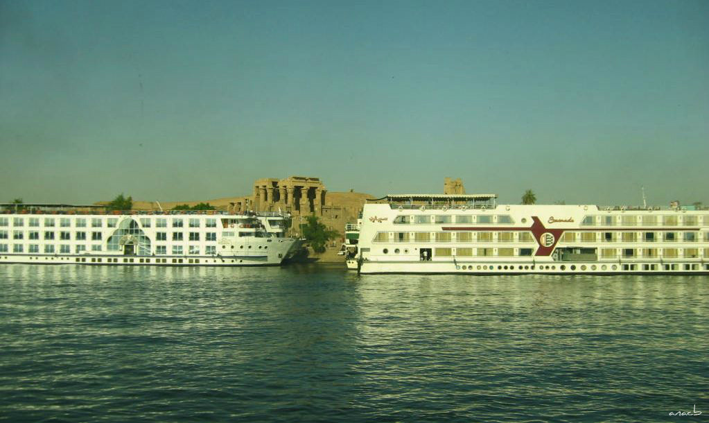 ao acaso #2 barcos de cruzeiro no rio Nilo em fren