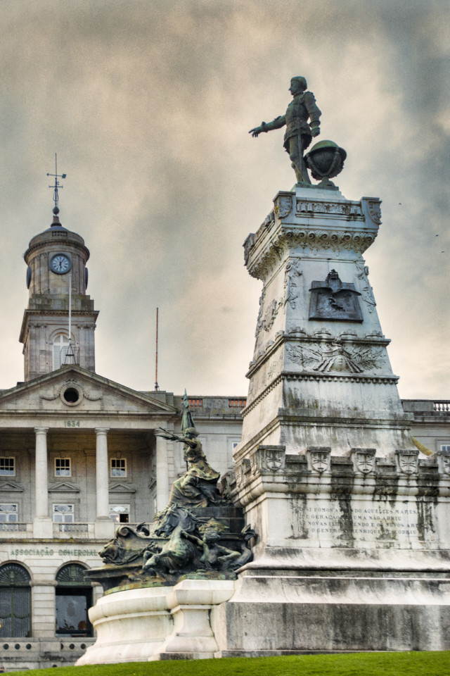 Estátua de Infante Dom Henrique - Porto.jpg