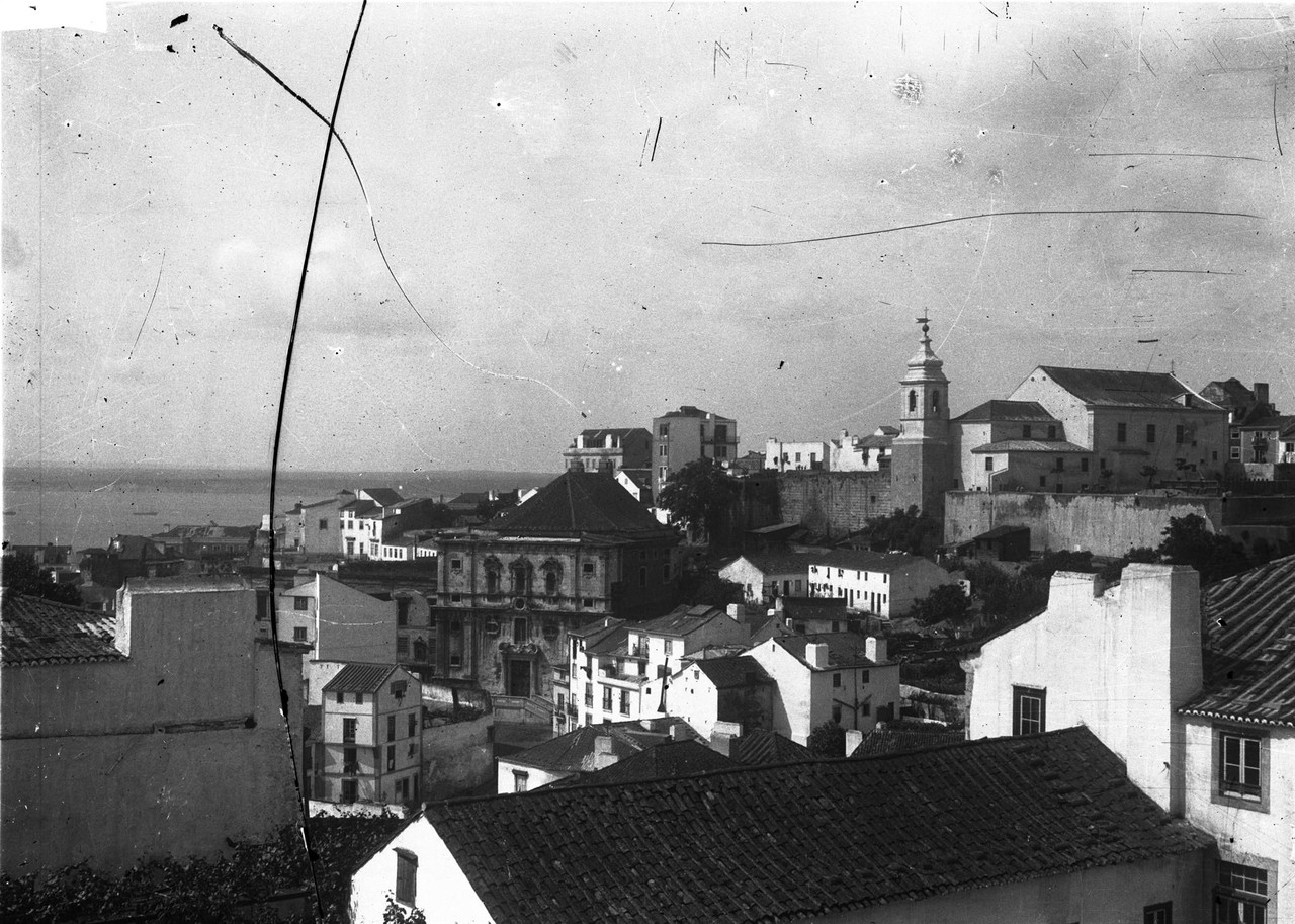 Panorâmica de Alfama onde se destaca a Igreja do 