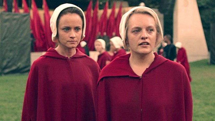 alexis-bledel-elisabeth-moss-handmaids-tale_0.jpg
