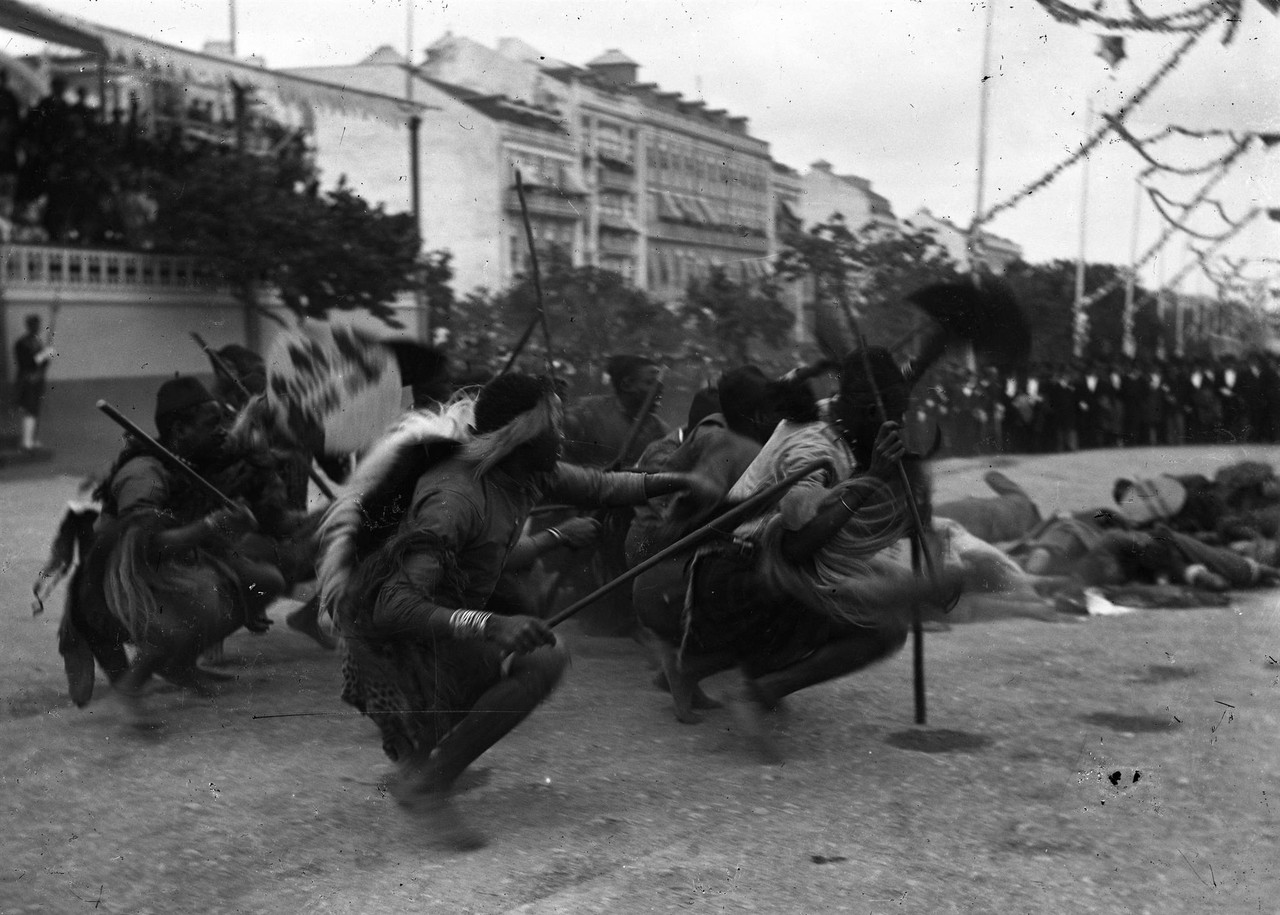 O cortejo na Avenida, 1898, foto de L.jpg