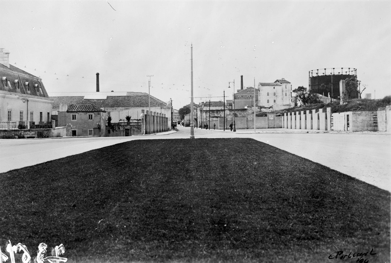 Terreno fronteiro aos Jerónimos, à esquerda o pa