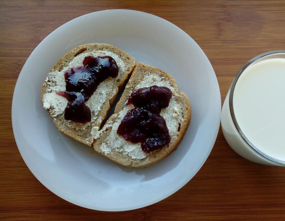 Pão de Espelta c Manteiga de Soja e Doce de Amora