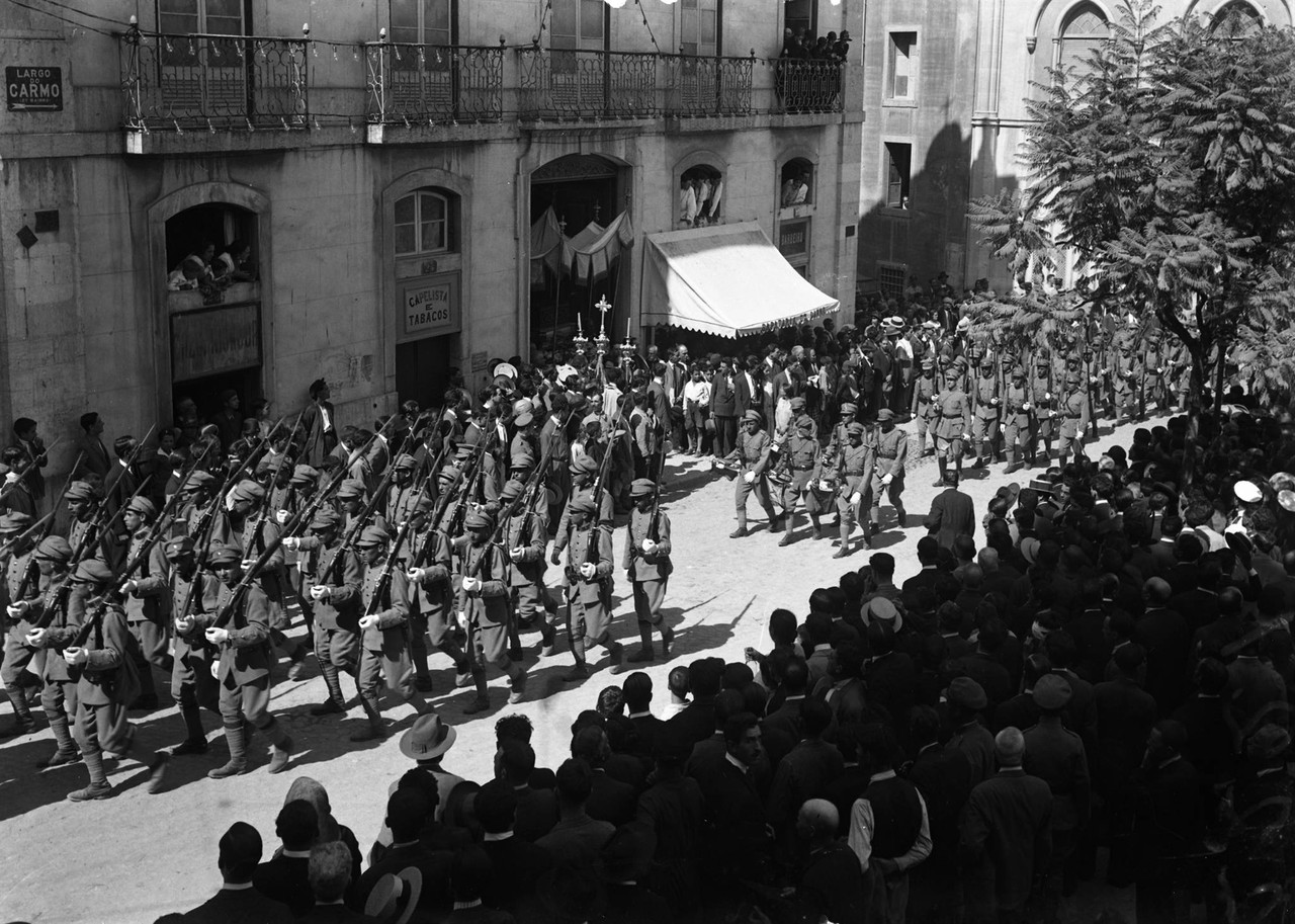 Procissão do Triunfo ou dos Santos Nús saindo da Procissão do Triunfo ou dos Santos Nús saindo da