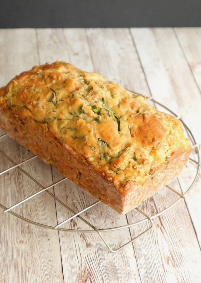 bolo de rúcula, queijo e nozes