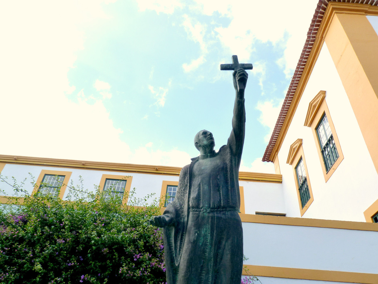 Angra - monumento em homenagem a João Baptista Ma