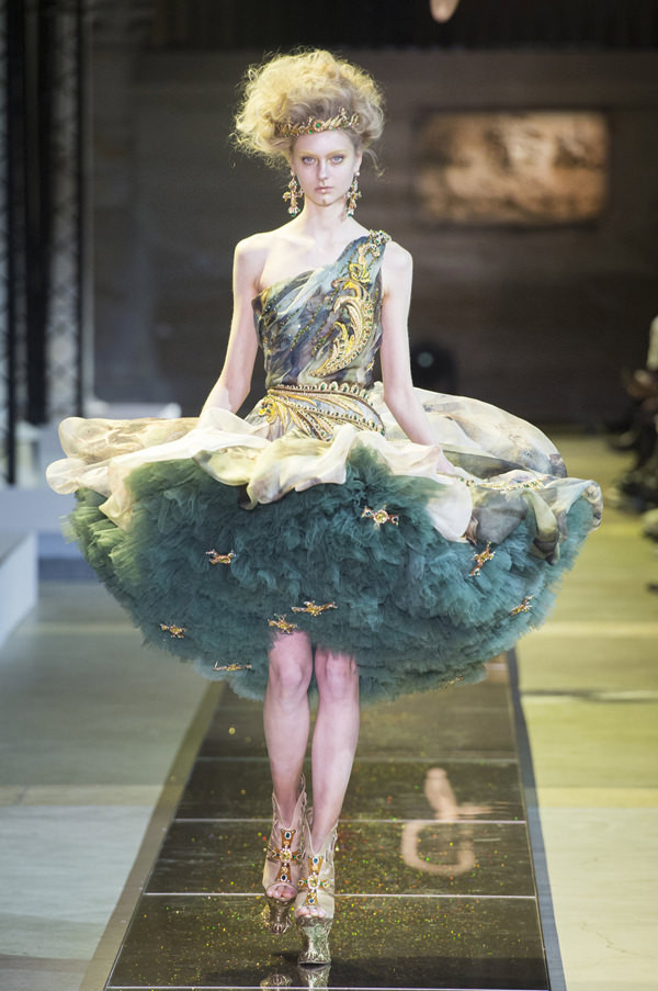 Guo-Pei-Spring-2017Couture-Collection-Tom-Lorenzo-