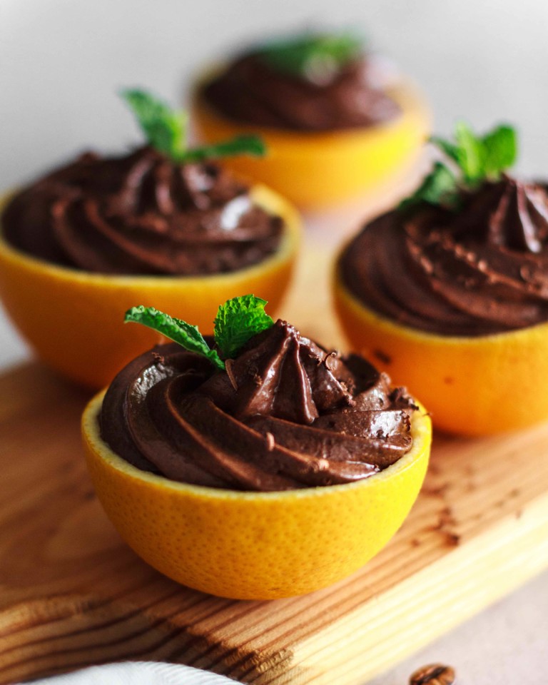 Mousse de chocolate em taça de laranja