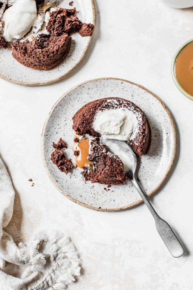 Salted-Caramel-Molten-Lava-Cakes-for-Two-6-800x120