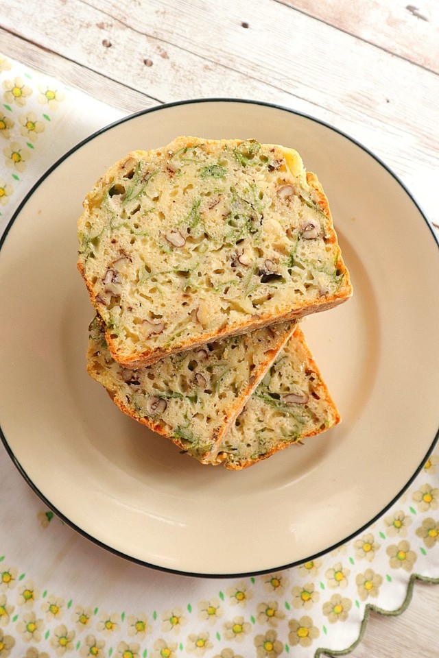 bolo de rúcula, queijo e nozes