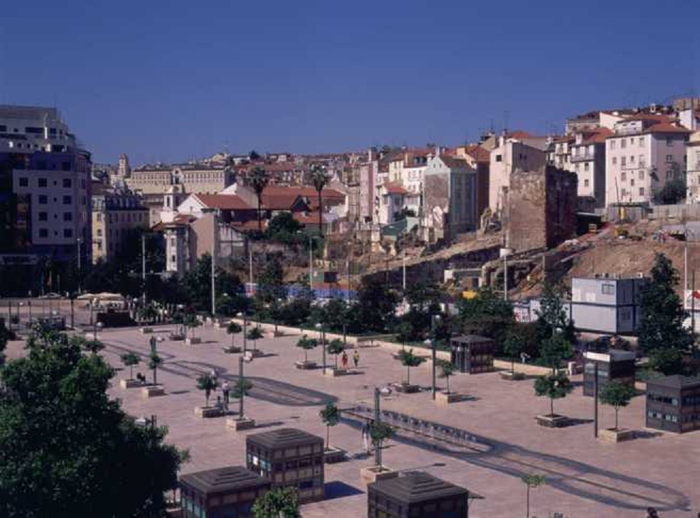 Praça Martim Moniz, vendo~se a Torre do Jogo da P
