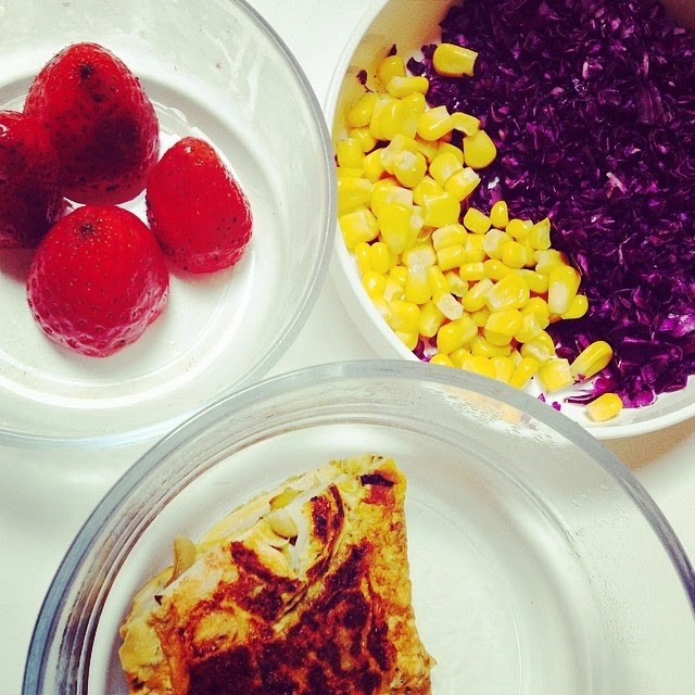 omolete de cogumelos + couve roxa e milho + fruta.