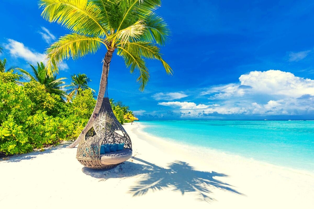 White-sand-and-turquoise-waters-of-the-Maldives.jp