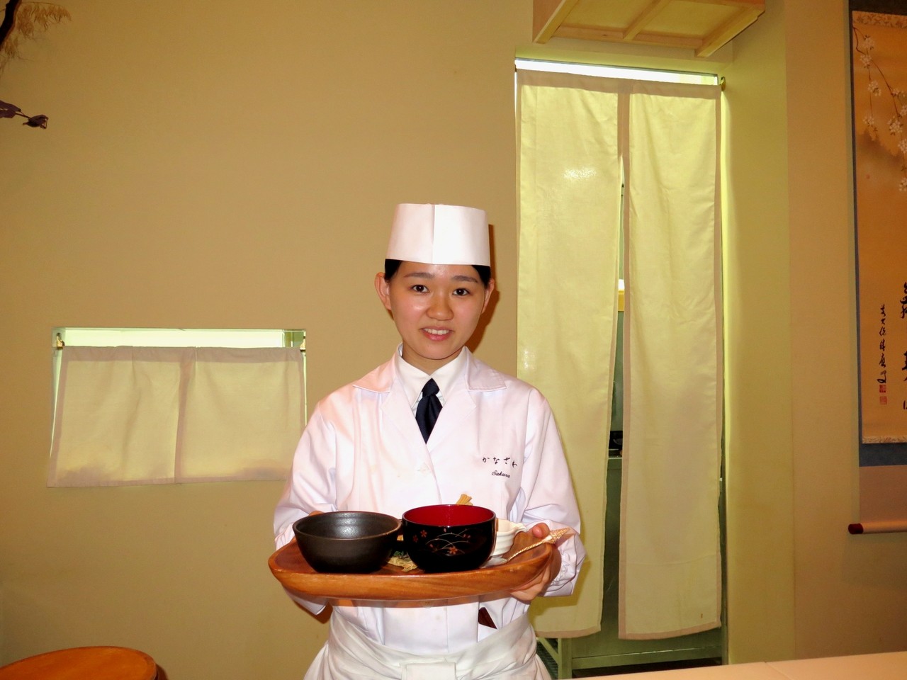 Sakura e a bandeja (oshiki) que abriu o menu de degustação do KANAZAWA