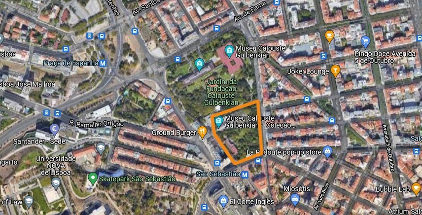 Imagem de satélite do complexo da Fundação Gulbenkian, com a vertente sul assinalada a laranja.